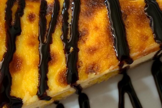 Bizcocho con salsa de chocolate.