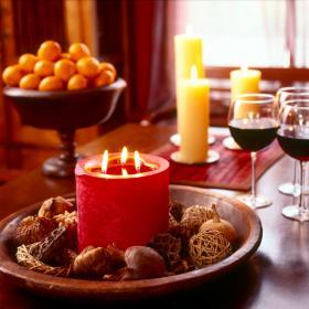 Decoración navideña con ponche de vino especiado.
