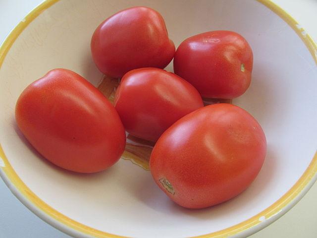 Tomates de pera en un cuenco.