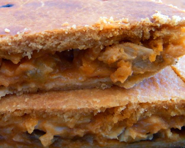 Trozos de empanada de atún y huevo duro.