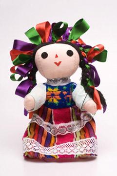 Muñeca de trapo con traje típico.