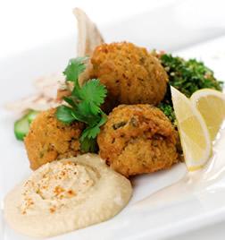 Pan pita con falafel y humus.