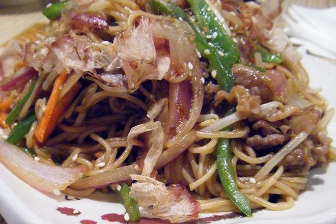 Fideos chinos con verduras salteadas.