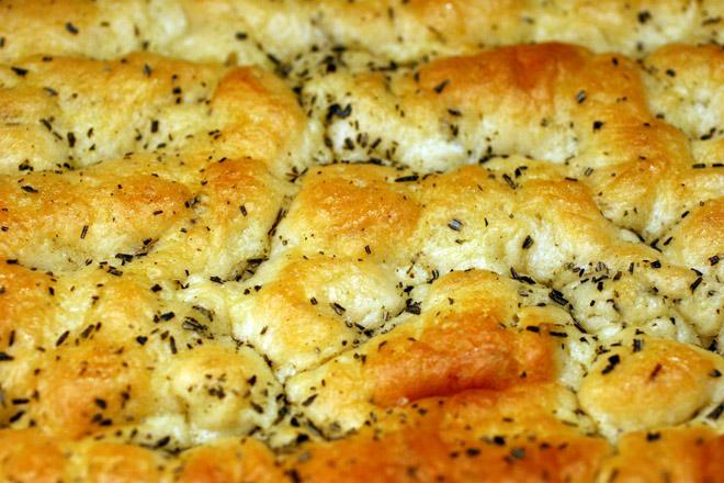 Detalle de focaccia italiana con romero.