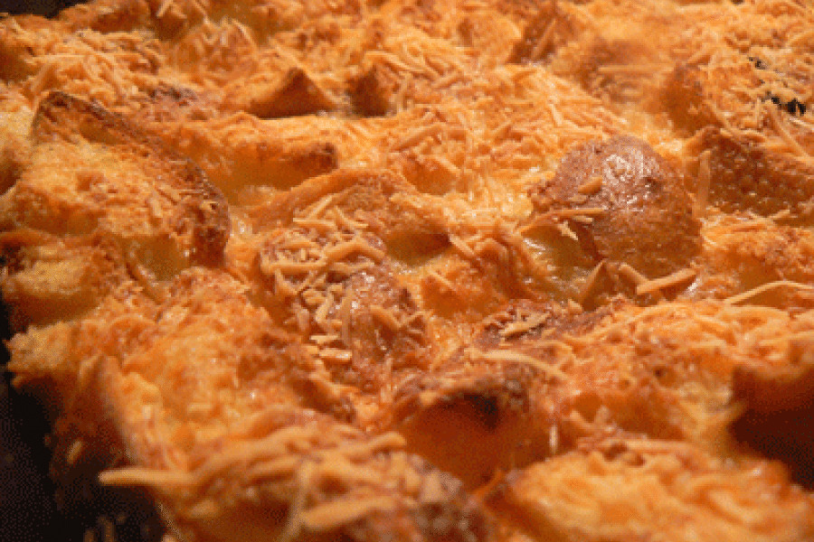 Budín de pan, mantequlla y queso al estilo inglés.
