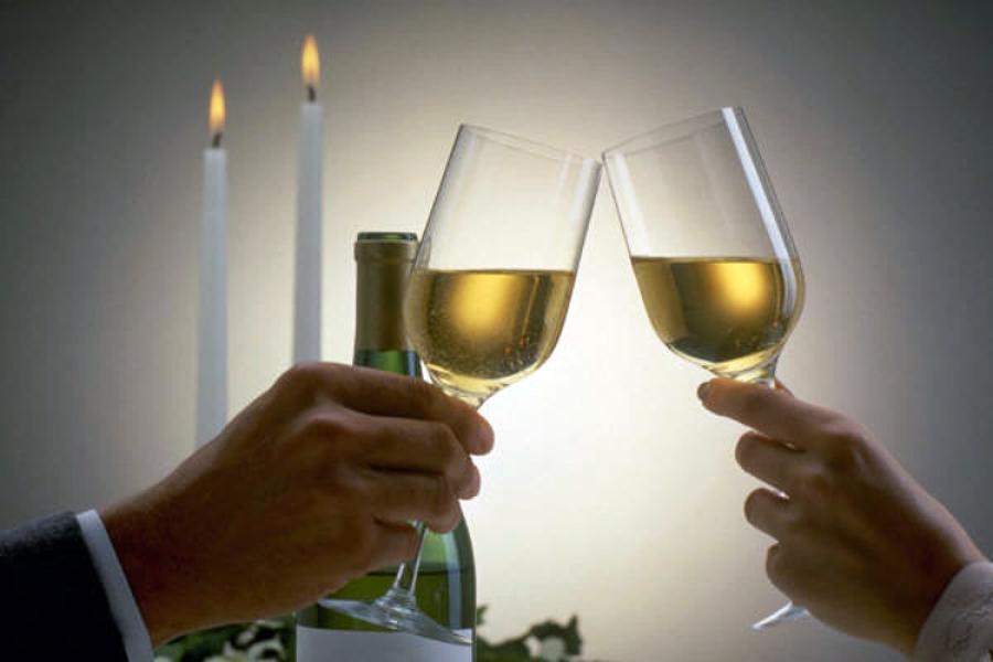 Brindis con vino blanco.