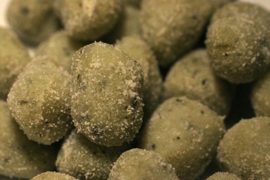 Detalle de ñoquis de patata con puré de espinacas.
