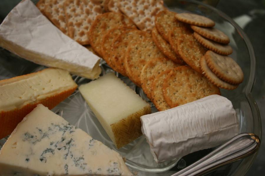 Quesos y galletas saladas.