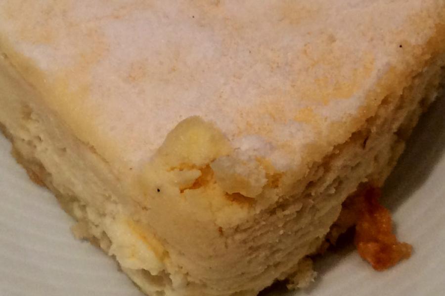Un trozo de tarta de queso.
