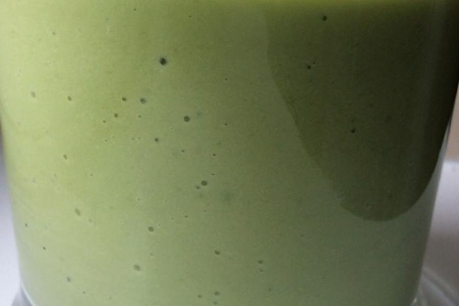 Batido de aguacate en vaso.