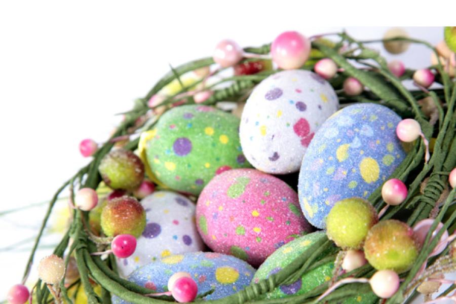 Un nido con huevos Decorados.