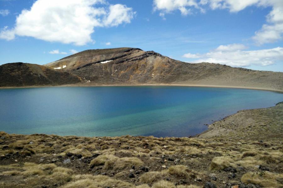 Laguna entre montañas en Nueva Zelanda.