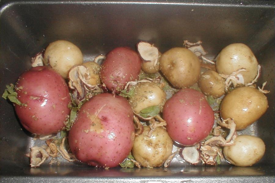Patatas blancas y rojas en una fuente de horno.