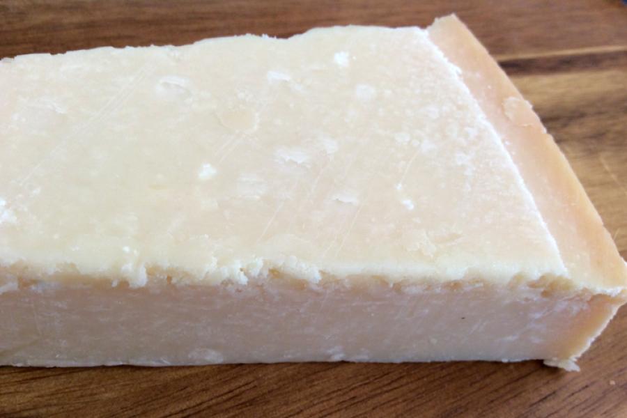 Un trozo de queso parmesano.