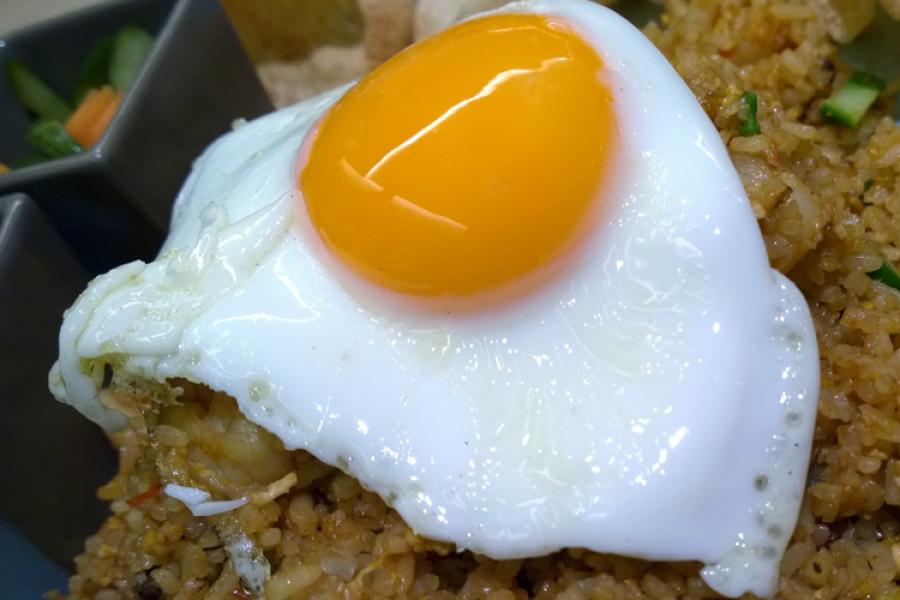 Nasi goreng con huevo frito.