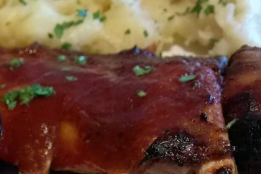 Detalle de barbacoa de cerdo.