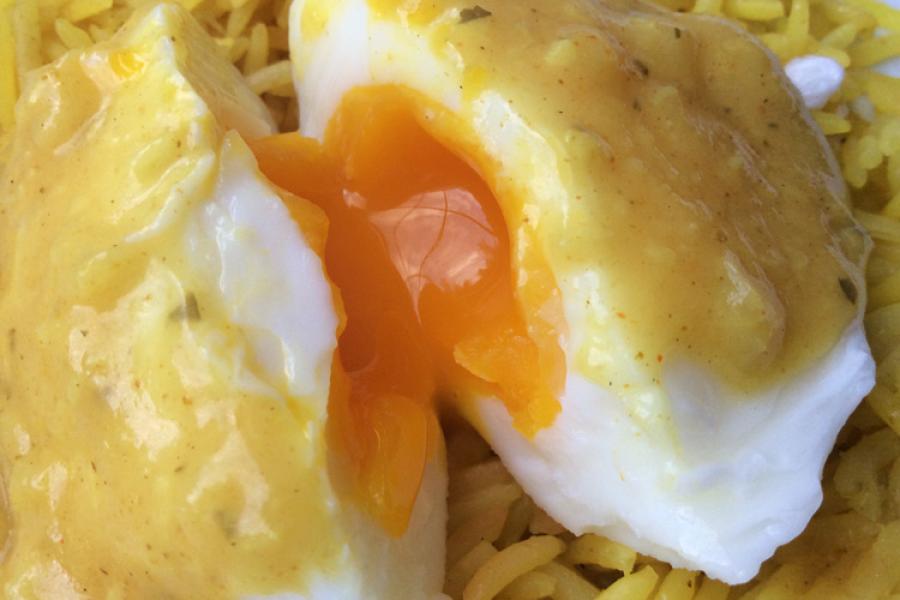 Huevo Bombay, con curry, partido.