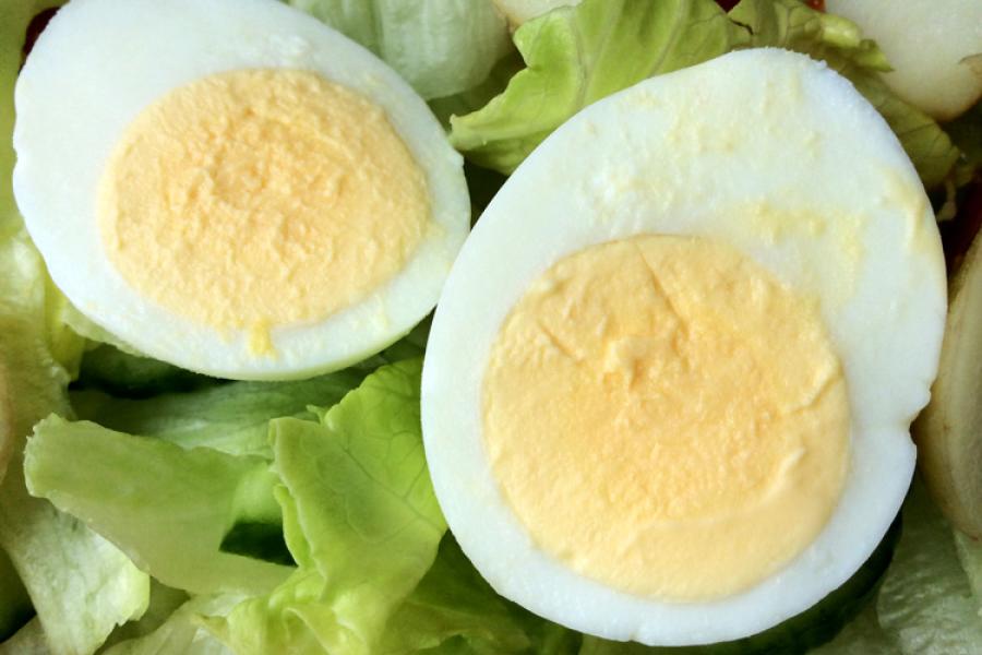 Ensalada de huevo duro y patata.
