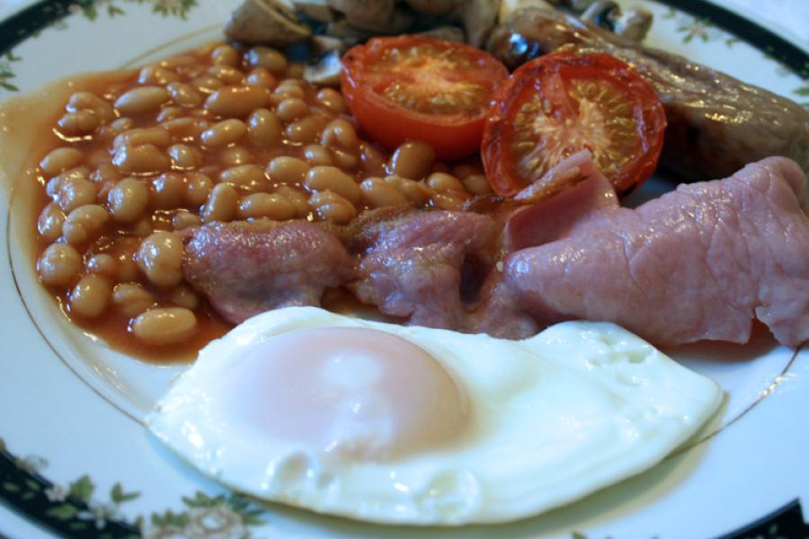 Desayuno inglés con huevo frito.