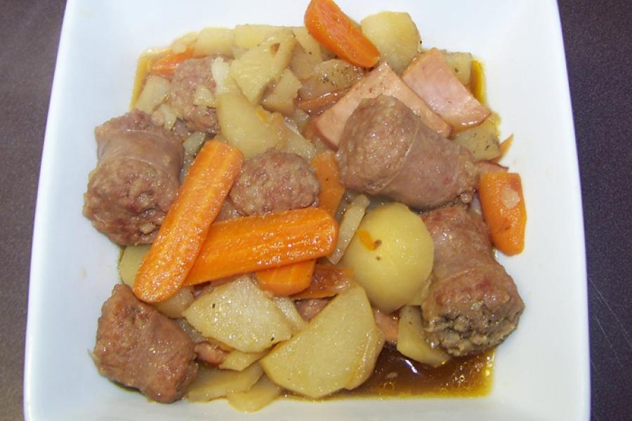 Estofado irlandés, o Irish coddle, en un plato.