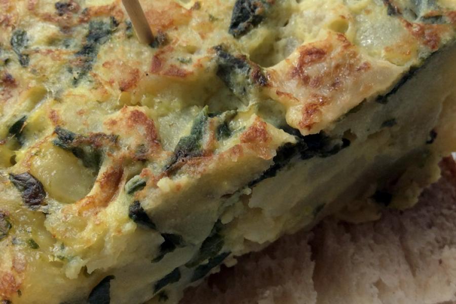 Pincho de tortilla de patata con espinacas.