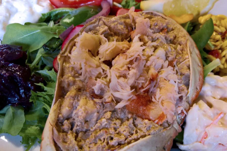 Cangrejo al estilo escocés con ensalada