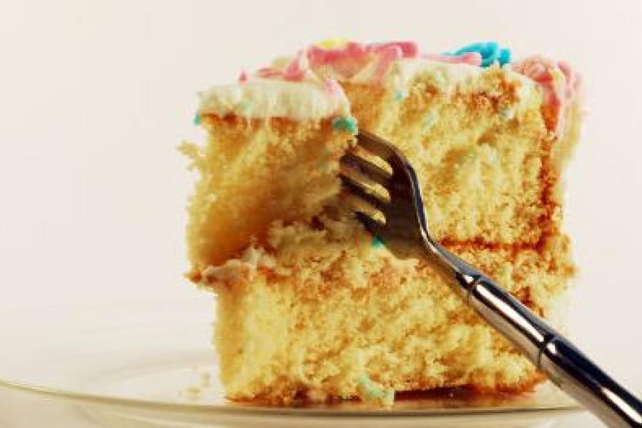 Trozo de pastel y tenedor.