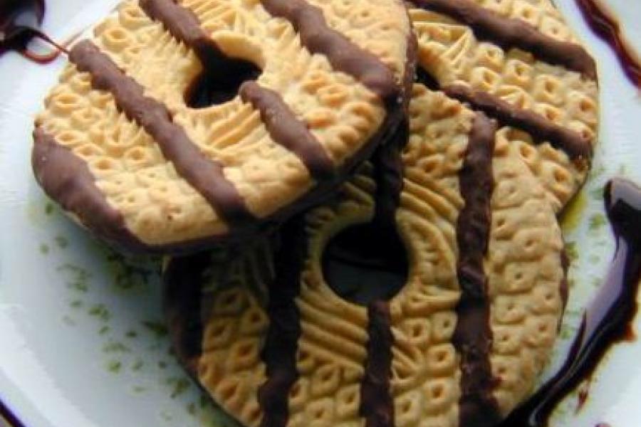 Galletas decoradas con lineas de chocolate.