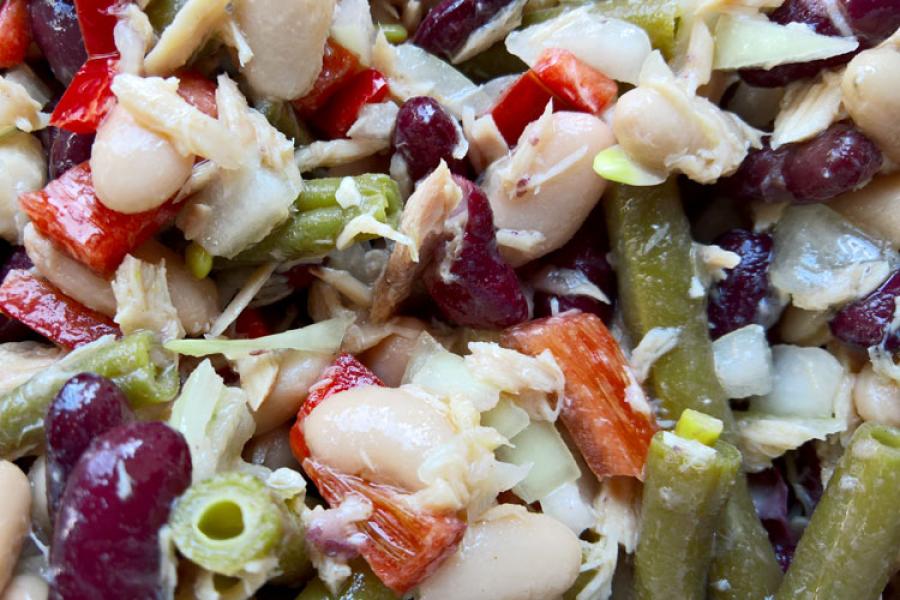 Detalle de ensalada de alubias, judías verdes y atún.