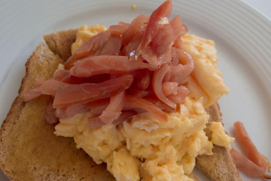 Huevos revueltos con salmón ahumado.