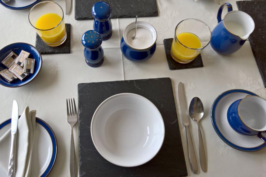 Mesa puesta para el desayuno.