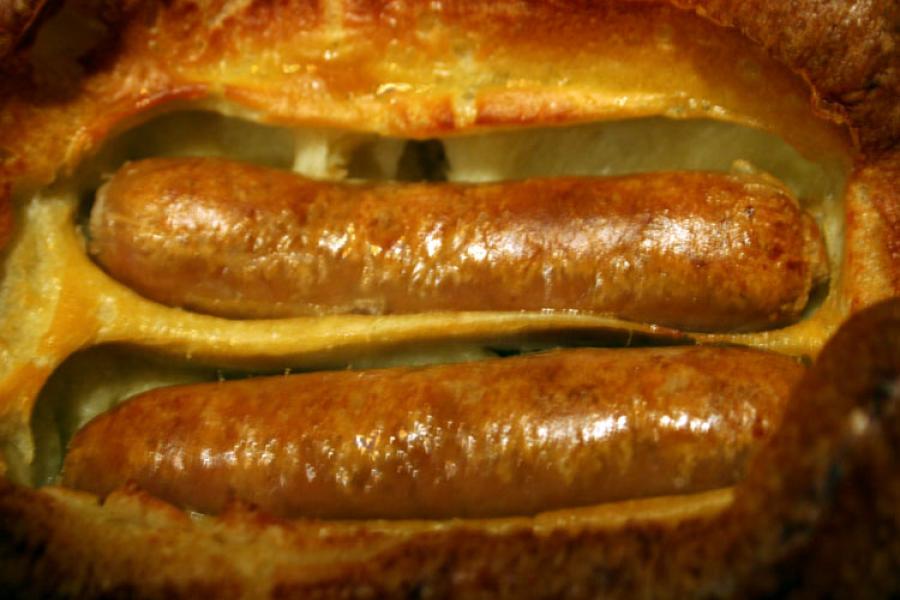 Salchichas asadas dentro de su masa todav'ia dentro del horno.