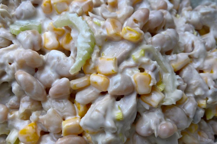Ensalada de alubias y pollo al estilo de Nueva Inglaterra.