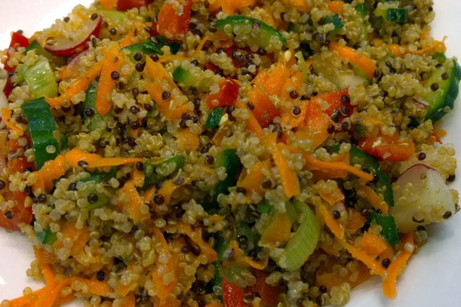Ensalada de quinua, verduras y hortalizas.