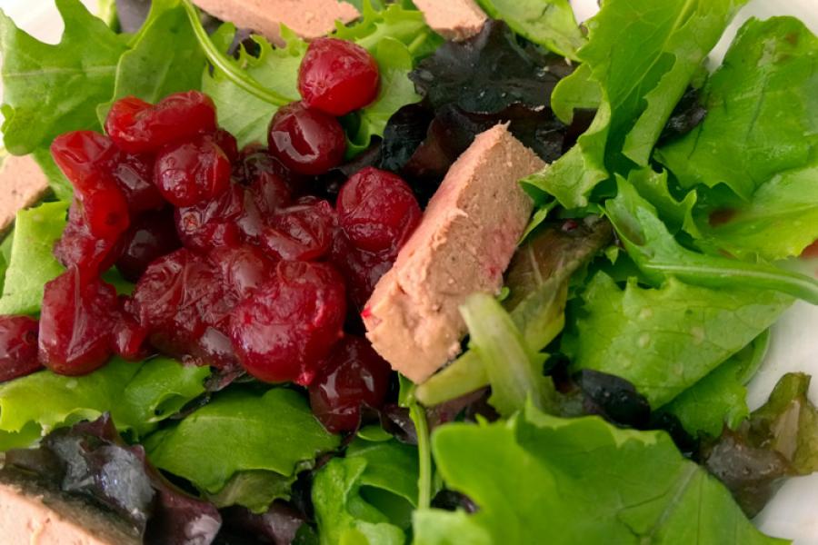 Ensalada verde con paté y confitura de grosella.