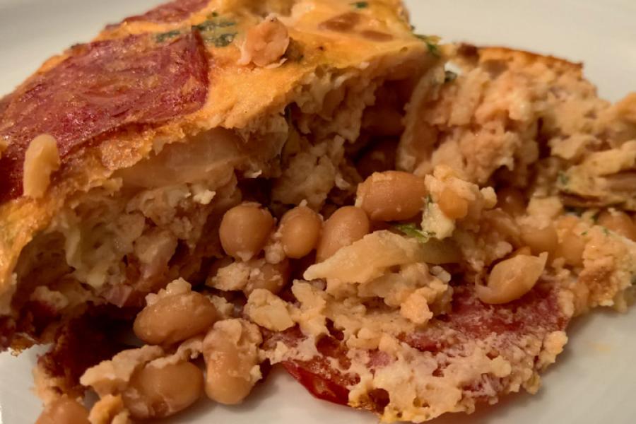 Trozo de tortilla italaina de alubias.