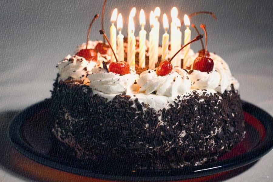 Una tarta de cumpleaños con velitas.