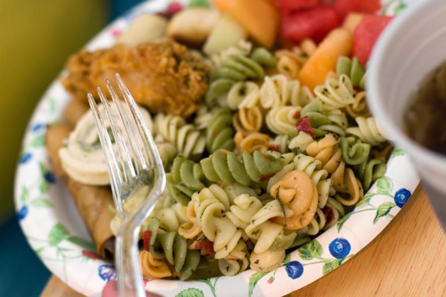 Ensalada de pasta en plato de cartón para una comida al aire libre.