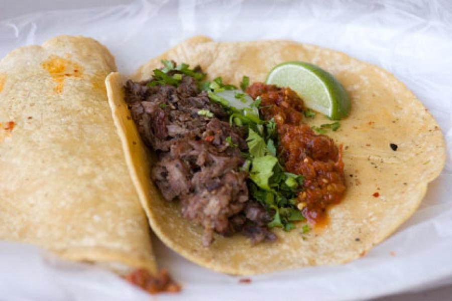 Una tortilla con relleno para tacos.