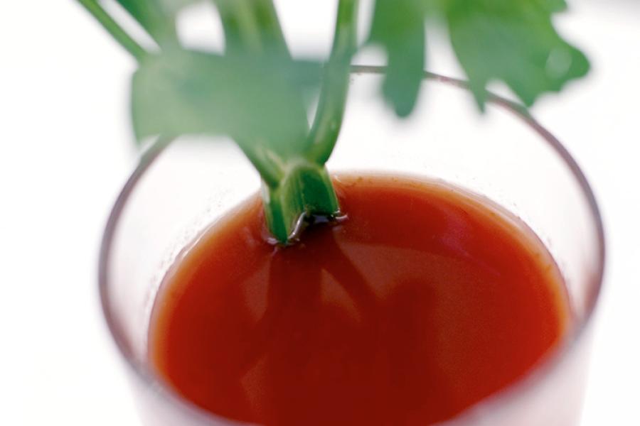 Zumo de tomate con rama de apio.