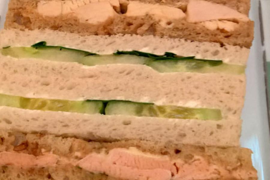 Sándwiches variados para la hora del té.