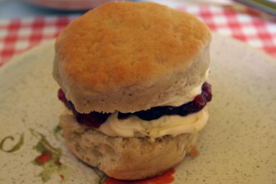 Scone con mantequilla, nata y mermelada.