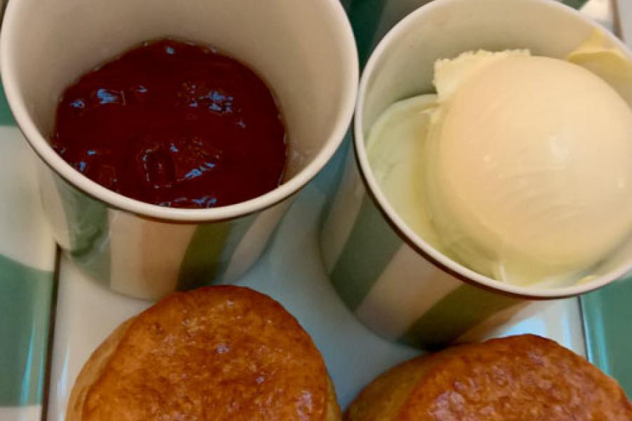 Scones con mermelada y nata.