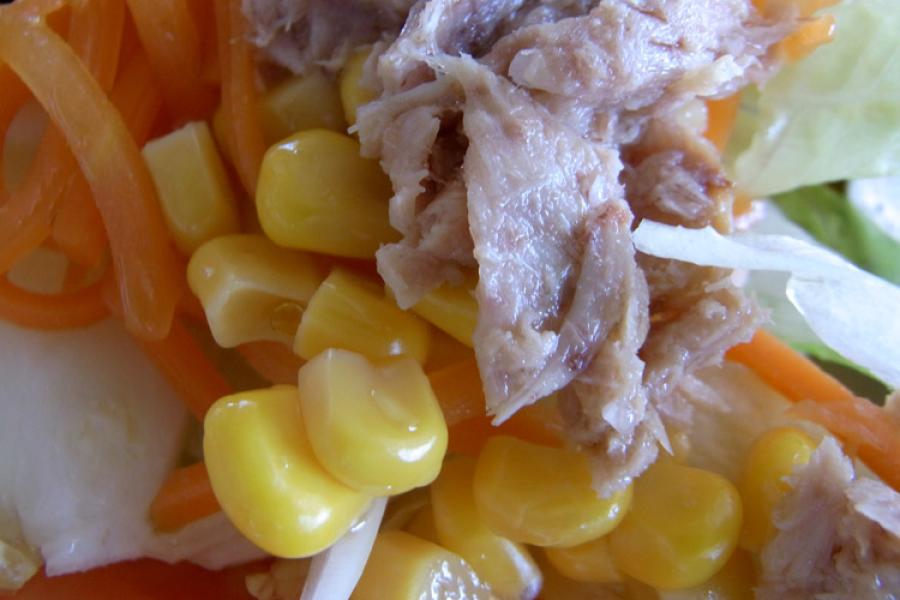 Ensalada compuesta con maíz tierno.
