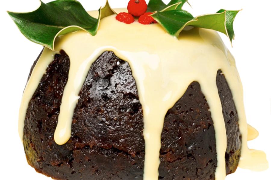 Postre de navidad inglés, Christmas pudding, con salsa.