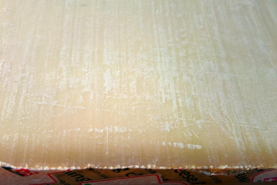 Un trozo de queso Gruyère.