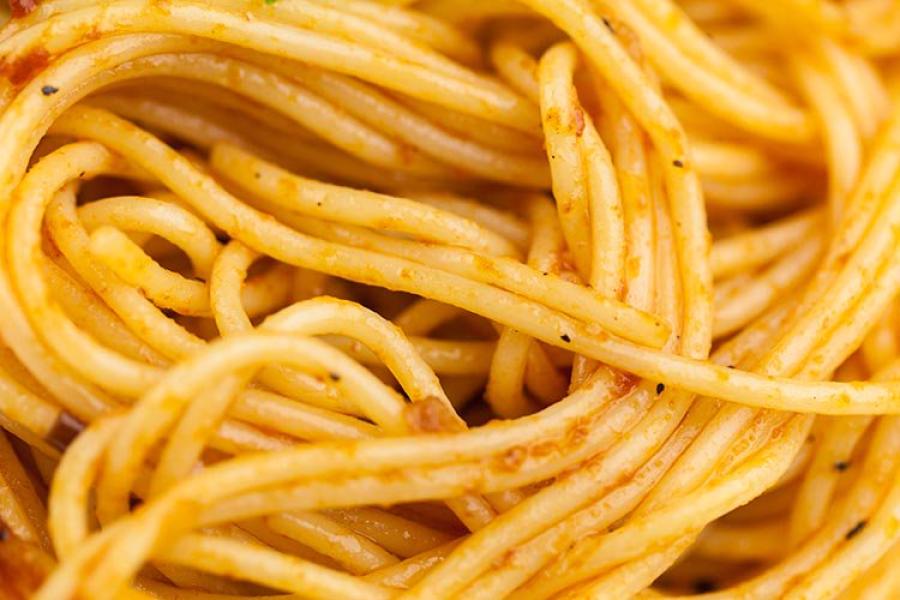 Detalle de pasta al curry.