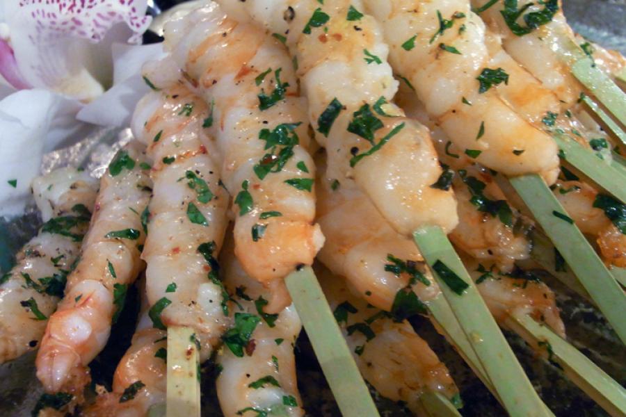 Pinchos de gambas con ajo y perejil.
