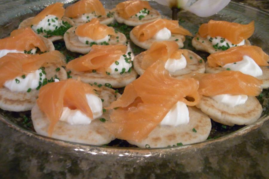 Blinos con salmón ahumado.