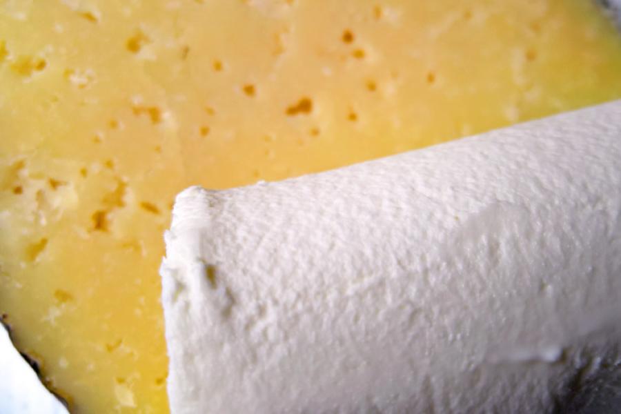 Quesos españoles, manchgo y queso blando de cabra.